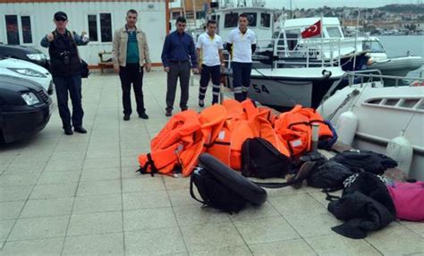 K­u­ş­a­d­a­s­ı­ ­K­ö­r­f­e­z­i­­n­d­e­ ­k­a­ç­a­k­l­a­r­ı­ ­t­a­ş­ı­y­a­n­ ­b­o­t­ ­b­a­t­t­ı­:­ ­1­5­ ­k­a­y­ı­p­ ­-­ ­Y­a­ş­a­m­ ­H­a­b­e­r­l­e­r­i­